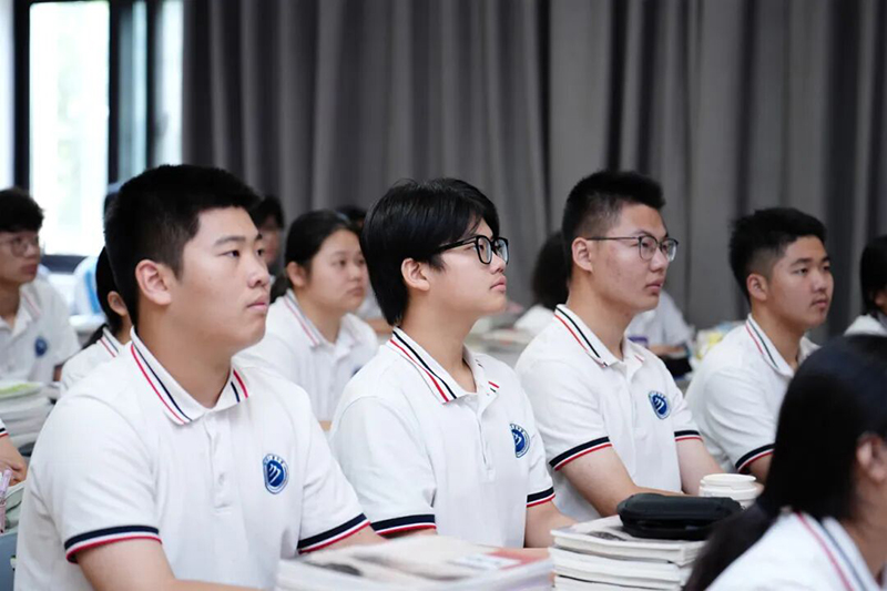 观阅兵盛典，筑强国梦想——新华高级中学组织全校师生观看“九三”阅兵仪式